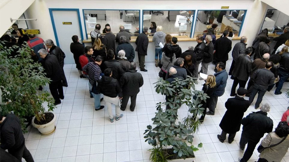 Μειώνονται οι εισφορές σε 250.000 ελεύθερους επαγγελματίες – Τι προβλέπει το νομοσχέδιο